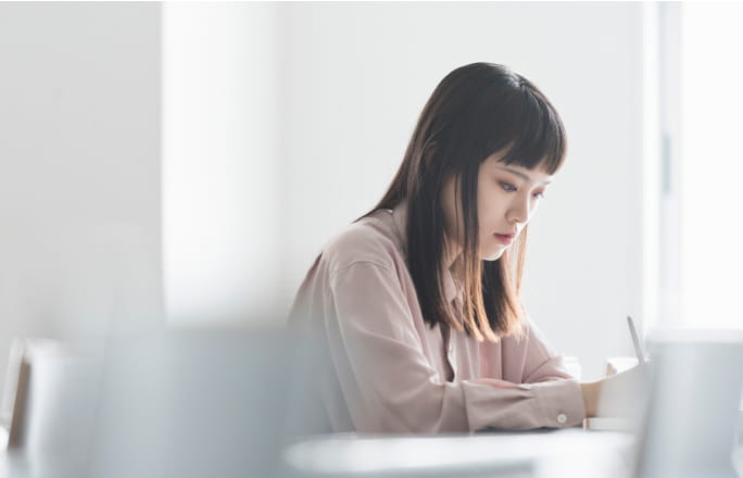 女性が勉強しているシーン