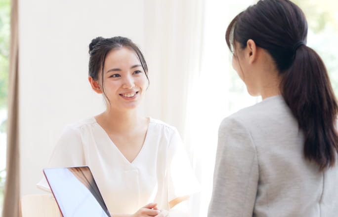 女性が指導しているシーン